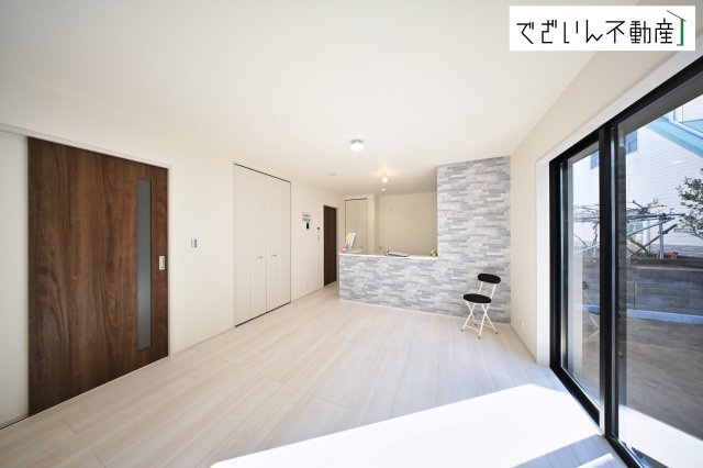 【居間・リビング】 | Livele Garden.S熊谷市河原町第5　新築住宅 | 広がるやすらぎのプライベート空間。大きい窓から射しこむ眩い光が、広々としたリビング空間を鮮やかに映し出します。
現地(2026年1月撮影)