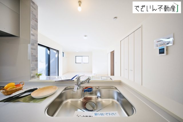 【キッチン】 | Livele Garden.S熊谷市河原町第5　新築住宅 | 空気感という居心地の良いＢＧＭは、暮らしのステージを彩り、心のやすらぎと満足感を与えてくれます。通風と採光を考慮した設計は地域の鼓動を感じ、お寛ぎ頂くことが可能です。
現地(2026年1月撮影)