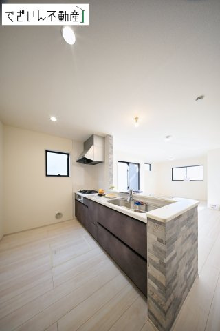 【キッチン】 | Livele Garden.S熊谷市河原町第5　新築住宅 | 広がるやすらぎのプライベート空間。大きい窓から射しこむ眩い光が、広々としたリビング空間を鮮やかに映し出します。
現地(2026年1月撮影)