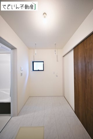 【ランドリースペース】 | Livele Garden.S熊谷市河原町第5　新築住宅 | 室内物干しスペースのあるランドリースペースがあり、雨の日の室内物干しに活用できます。
現地(2026年1月撮影)