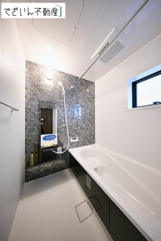 【浴室】 | Livele Garden.S熊谷市河原町第5　新築住宅 | 上質が感じられるカラーリングで、清潔な空間美を実現。一日の疲れが癒される優雅なバスタイムを堪能できるゆとりあるバスルームです。
現地(2026年1月撮影)