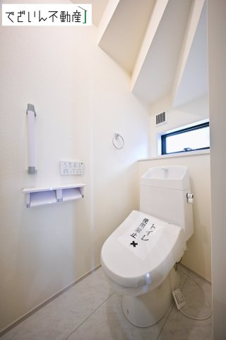【トイレ】 | Livele Garden.S熊谷市河原町第5　新築住宅 | 1・2階にトイレがございます♪朝の忙しい時間帯も待たずにすみそうですね♪毎日使う場所だから、より快適な空間に仕上げられています。
現地(2026年1月撮影)