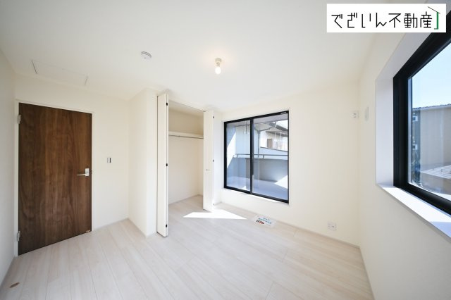 【洋室】 | Livele Garden.S熊谷市河原町第5　新築住宅 | 大きな窓からたっぷりと陽光が注がれる明るい空間。家族の成長に対応できる永住仕様の間取り。一日の疲れをいやしてくれる主寝室。時を忘れて過ごす場所として過ごせるお部屋です。
現地(2026年1月撮影)