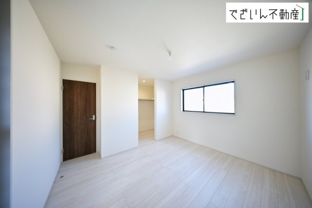 【洋室】 | Livele Garden.S熊谷市河原町第5　新築住宅 | センスが求められるプライベート空間だからこそ、自分の個性を飾るにふさわしい癒しと寛ぎの空間を演出します。※室内物干しもあり便利です。
現地(2026年1月撮影)