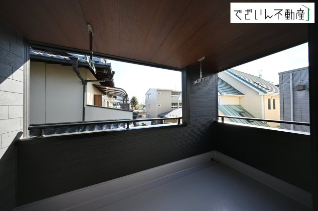 【バルコニー】 | Livele Garden.S熊谷市河原町第5　新築住宅 | 大きなバルコニーは、イスやテーブルを置いて憩いの場としても活用できます。雨の日も洗濯物が濡れにくく便利です。
現地(2026年1月撮影)