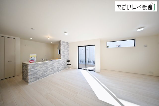 【居間・リビング】 | Livele Garden.S熊谷市河原町第5　新築住宅 | 室内構成に拘り採光とセンスを散りばめた空間。それは『柔らかさ』に似た素敵な居場所。そこに暮らす人のことを考えつくり出したものは『癒し』という心地よい居場です。
現地(2026年1月撮影)