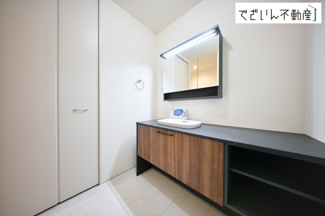 【独立洗面台】 | Livele Garden.S熊谷市河原町第5　新築住宅 | 大きな洗面台は、身だしなみチェックや歯磨きなど、朝の慌ただしい時間でも余裕とゆとりを感じて頂けます。
現地(2026年1月撮影)