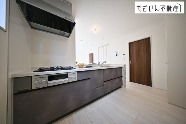 【キッチン】 | Livele Garden.S熊谷市河原町第5　新築住宅 | ご家族みんなで調理ができる位のスペースを実現したキッチン空間となっております。みんなで作った料理を召し上がりながらの会話は、自然と笑いが絶えない空間がそこに広がります。
現地(2026年1月撮影)