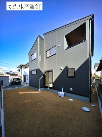 【外観】 | Livele Garden.S熊谷市河原町第5　新築住宅 | 穏やかな佇まいが、家族の新しい日常を優しく包み込む。静かな街並みに、安心して子育てできる環境が整っています。
現地(2026年1月撮影)