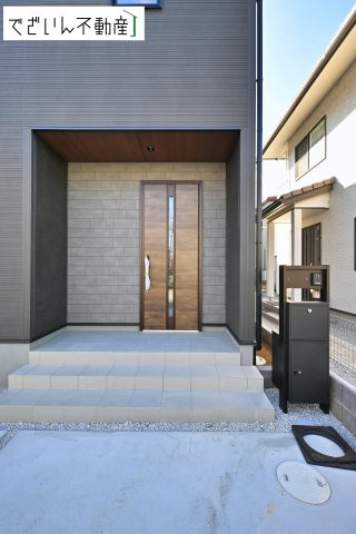 【玄関】 | Livele Garden.S熊谷市河原町第5　新築住宅 | 宅配BOX付きの門柱・POSTがあり、不在時の荷物の受け取りに便利です。
現地(2026年1月撮影)
