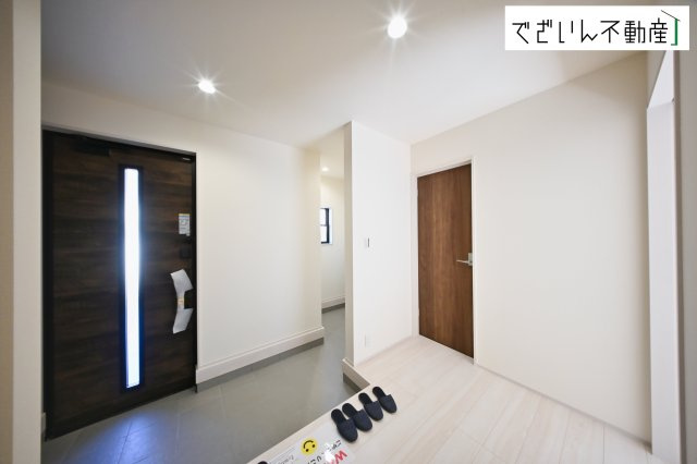 【玄関】 | Livele Garden.S熊谷市河原町第5　新築住宅 | 居住者の帰り、訪れる方を優しく迎え、やすらぎに満ちた生活空間を予感させる。健やかな暮らしを楽しめそう。
現地(2026年1月撮影)