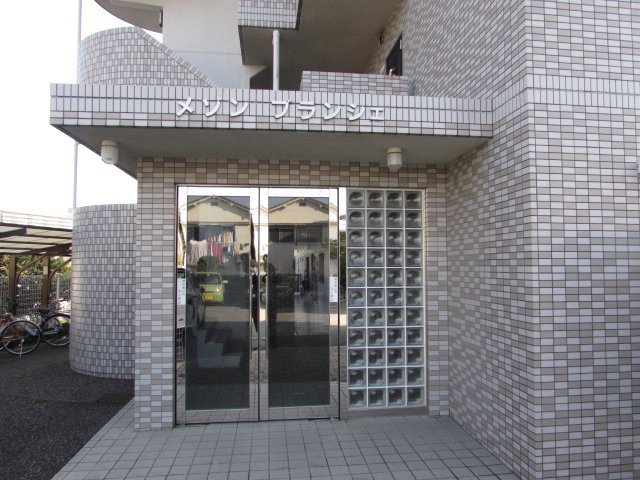 メゾンブランシェのエントランス|建物の内部です