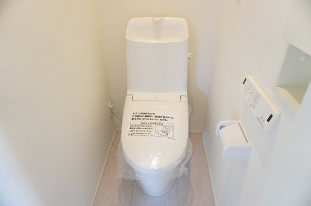 越谷市宮本町4丁目 新築分譲住宅のトイレ|2階