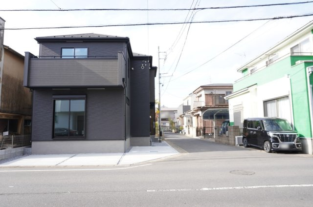 越谷市宮本町4丁目 新築分譲住宅の前面道路含む現地写真