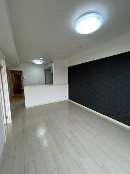 【居間・リビング】 | コスモ八尾 | 【LDK】クロス貼替え、床材張替え、水廻り設備一新、ハウスクリーニングです☆