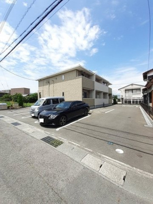 【駐車場】 | グランツ光 LDKT | 駐車場があるので、車を買う予定の方も安心です