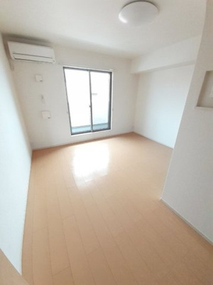 【居間・リビング】 | グランツ光 LDKT | こちらのリビングで趣味の時間をお楽しみください