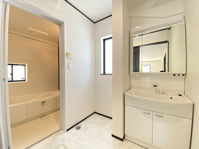 【独立洗面台】 | 那覇市具志（全7棟）A号棟 | A号棟　三面鏡付き洗髪洗面化粧台♪