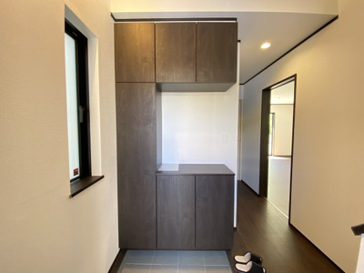 【玄関】 | 那覇市具志（全7棟）A号棟 | A号棟　十分な収納付き玄関♪解放感ある吹き抜け♪