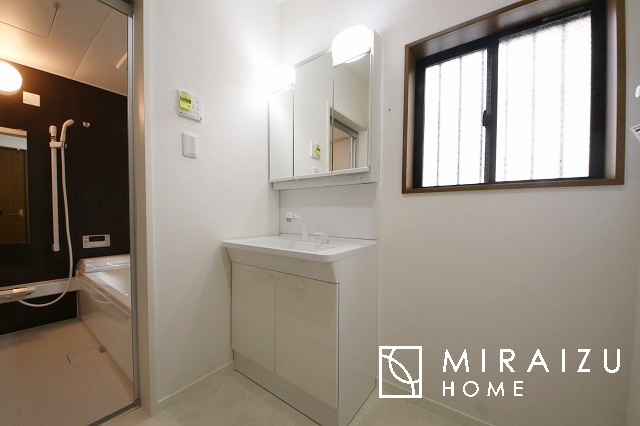 【独立洗面台】 | 洗面台です。収納棚もとても充実しております。コスメが大好きな奥様も、女子力高いご主人様もきっとご満足いただける収納力です。