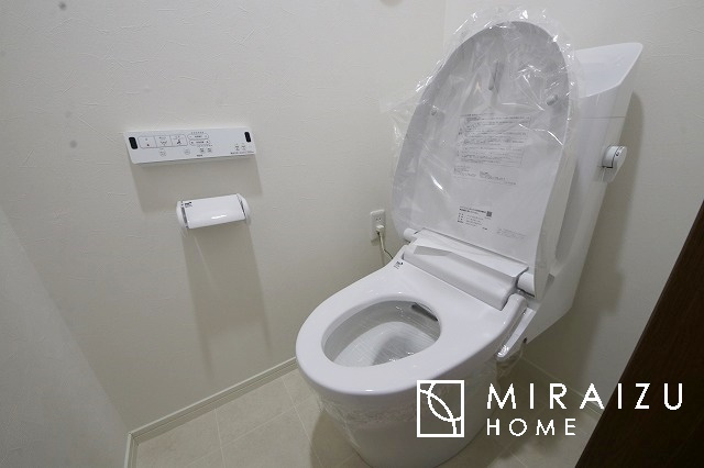 【トイレ】 | 空気の換気と光の明るさに配慮した清潔感のあるトイレ、ご自分の好きなアロマや芳香剤を置いて落ち着く空間を演出、一人になれる空間ですから、リラックスしたいですね。