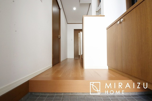 【玄関】 | いってきます♪ただいま♪明るい声が聞こえてきそうな玄関。ナチュラルなカラーがとても清潔感のある造りです♪
