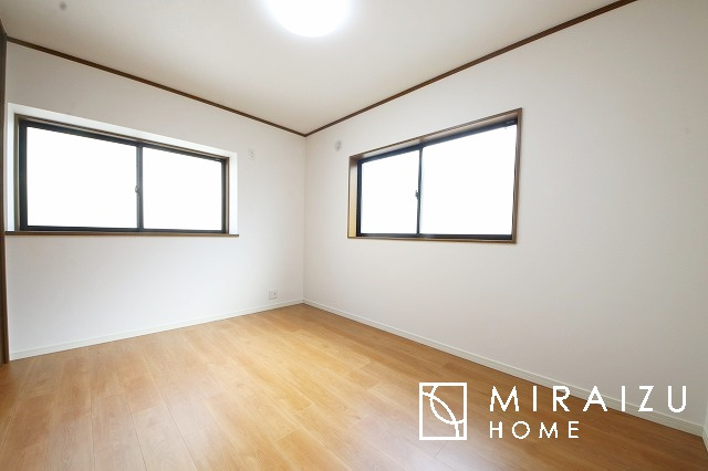 【洋室】 | 居心地の良さそうなリラックスできる空間。独立性のある建物ですので、ご自分の時間を大切にしたご家族様にぴったりです！
