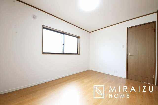 【寝室】 | 広さのある洋室は、ご夫婦様の寝室にぴったりですね。ご主人様の趣味のものや書斎などにも使用できるくらいの広さが嬉しいです。収納もばっちり完備してますのでお荷物が多いご家族様も安心してお暮しいただけます！