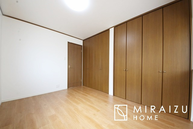 【子供部屋】 | お子様のお部屋にも主寝室にも使えますね。窓が二面についていますので採光もばっちり、空気の入れ替えもOK！自分のお部屋を持ちたいお子様の夢を叶えます！
