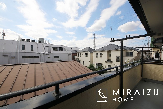 【バルコニー】 | 小鳥の鳴き声で目覚める朝、爽やかな風が入ります。太陽の陽射しでお洗濯物がカラッと乾き、気持ちの良い洋服とお布団で快適に過ごせます。