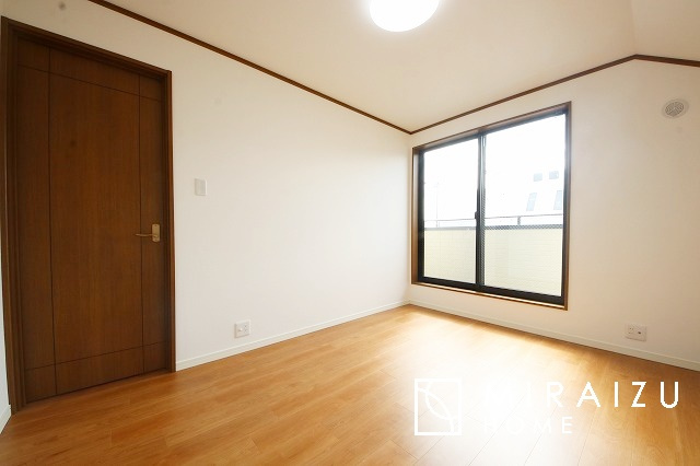 【洋室】 | 心も体も癒されるゆったりと落ち着いた洋室。窓が多いつくりになっています。窓が多いと明るい空間を保ち、室内へ気持ちの良い風も取り込んでくれます。