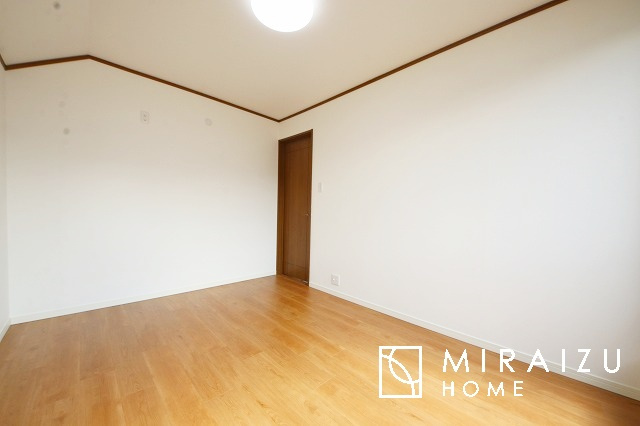 【寝室】 | 収納あり、自然な採光ありの洋室。家族みんなが気持ち良く目覚められる、過ごしやすい主寝室などにもお勧め。もちろん、ペットもご一緒に。