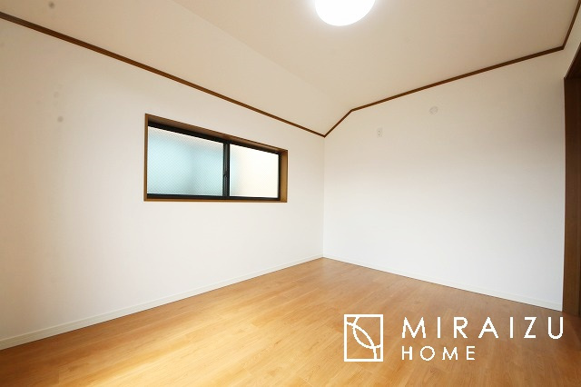 【子供部屋】 | 床のフローリングもオシャレな洋室が嬉しいです。独立性のある住宅ですので、各居室それぞれ、テイストの違うお部屋インテリア造りをしても面白いかもしれませんね！