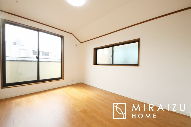 【洋室】 | 小鳥の鳴き声で目覚める朝、爽やかな風が入ります。太陽の陽射しでお洗濯物がカラッと乾き、気持ちの良い洋服とお布団で快適に過ごせます。