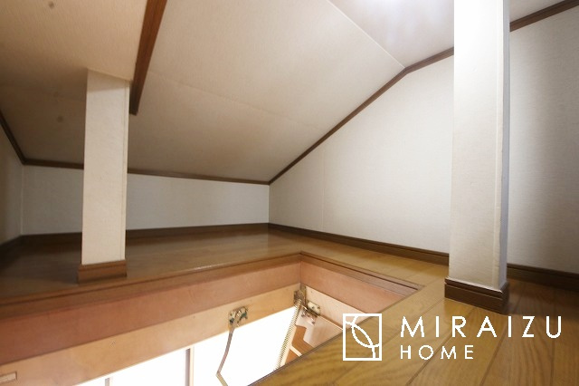 【収納】 | 収納あり、自然な採光ありの洋室。家族みんなが気持ち良く目覚められる、過ごしやすい主寝室などにもお勧め。もちろん、ペットもご一緒に。