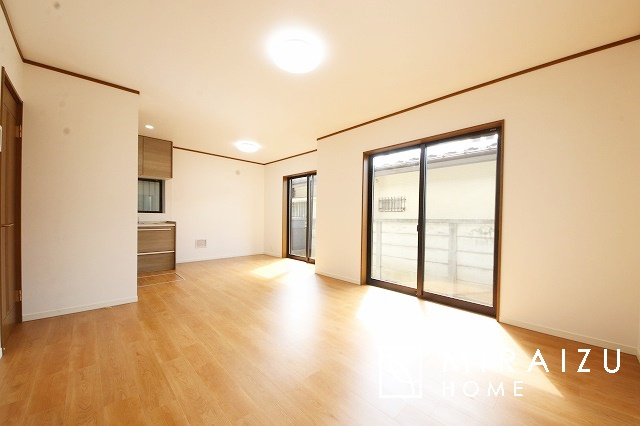 【居間・リビング】 | 陽当たりが心地の良いリビング空間です。日中はカーテンを開けて自然な光を取り込みリラックスして過ごしたいですね、照明器具もセンスの良いものを使いたいですね。
