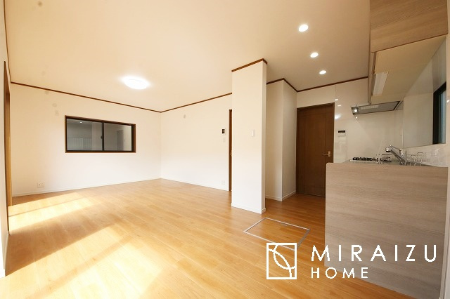 【居間・リビング】 | 大きな窓が特徴のリビングでは、太陽光も沢山取り込むことが出来てお家の中にいても日光浴が可能ですね、開放的な空間です。インテリア選びも楽しそう、ご家族様で相談しながらインテリア配置も楽しみたいです