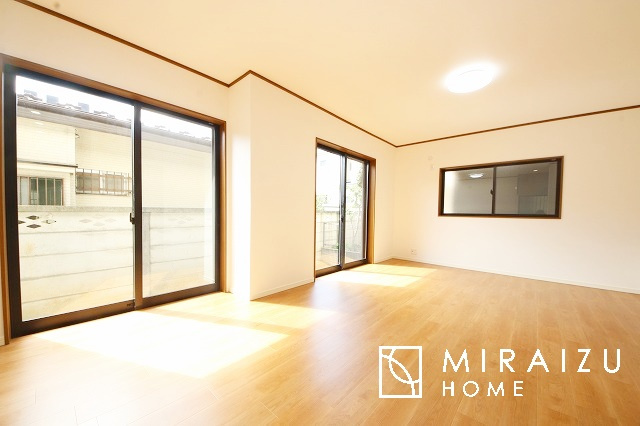 【居間・リビング】 | 明るい光が取り入れられる空間設計のリビングです。インテリア配置もしやすい間取りです。壁や床の色と合わせて落ち着いたインテリアも選びたいですね♪グリーンを飾っても素敵だと思います。
