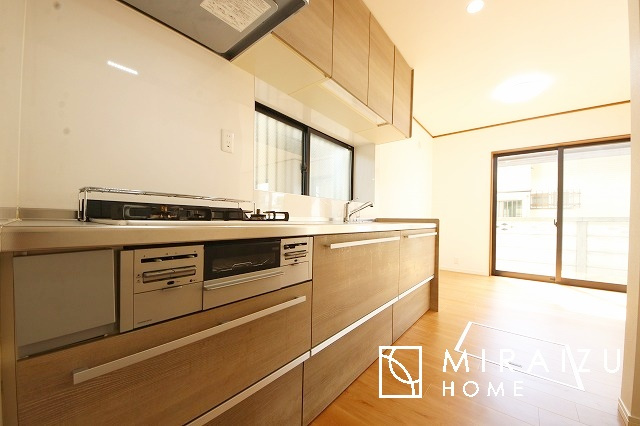 【キッチン】 | スッキリとした形が上品な広々ワイドキッチンです。窓もあり明るい空間の中で毎日お料理することが可能です。収納スペースも広いのが嬉しいですね。