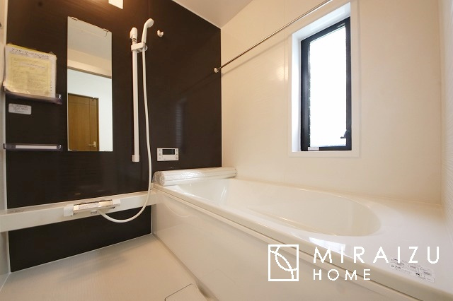 【浴室】 | 清潔感のある広い浴室が自慢です。疲れた日にはお湯をためてリラックスタイムを楽しみたいですね、今はスマホも防水の時代です、半身浴をしながら動画視聴、漫画視聴、楽しく過ごしたいですね^^