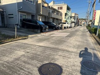 【前面道路含む現地写真】 | 約9.2ｍの道路幅で、駐車もらくらくです。