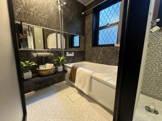 【浴室】 | 浴室乾燥機付きのお風呂、重厚感のある色彩で、ワイドで使用しやすい横向きの鏡付です。