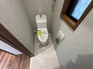 【トイレ】 | 1階　温水洗浄機付のトイレ
