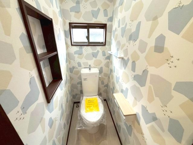 城山団地1丁目　新築戸建てのトイレ|2階にトイレを設置。クロスが可愛らしいのが印象的です。