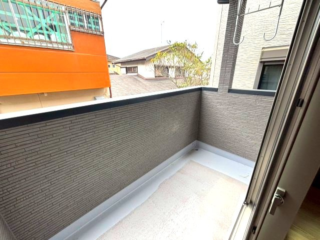 城山団地1丁目　新築戸建てのバルコニー|南向きのバルコニーは陽当たりが良く、洗濯物や布団も干せます。水栓付き。
