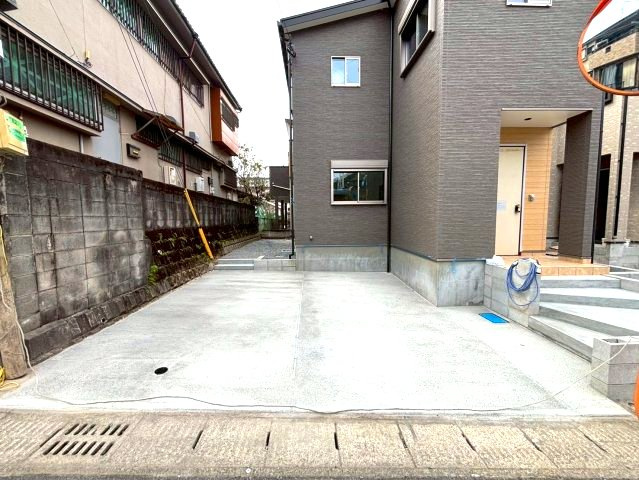 城山団地1丁目　新築戸建ての駐車場|駐車2台可。道路と段差がないのでスムーズに駐車できます。