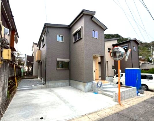 城山団地1丁目　新築戸建ての外観|外構工事も完了しました！即内見できます♪お気軽にお問い合わせください。