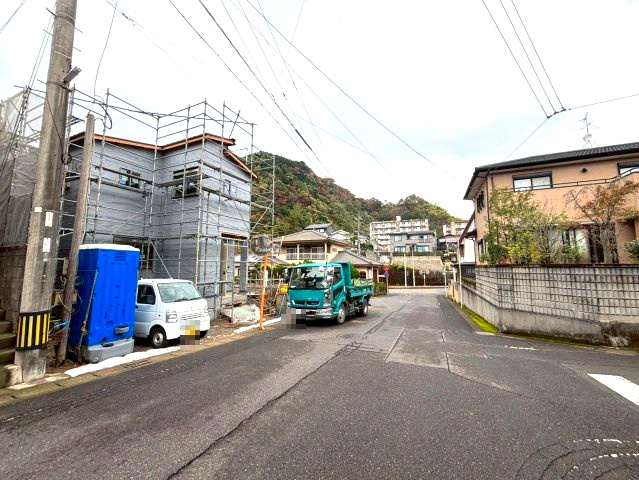 城山団地1丁目　新築戸建ての前面道路含む現地写真|城山団地内の閑静な住宅街の一画です。