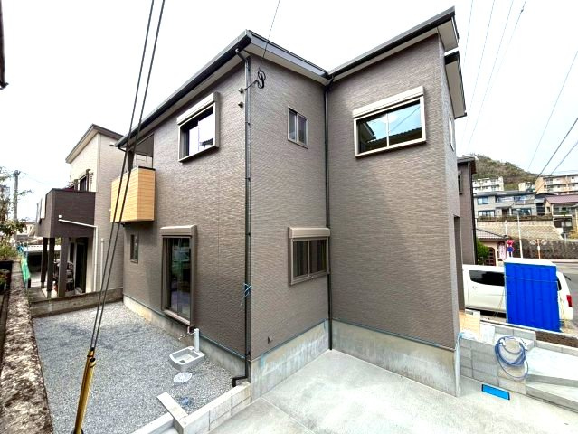 城山団地1丁目　新築戸建ての外観|南側は隣地とのスペースにゆとりがあります。