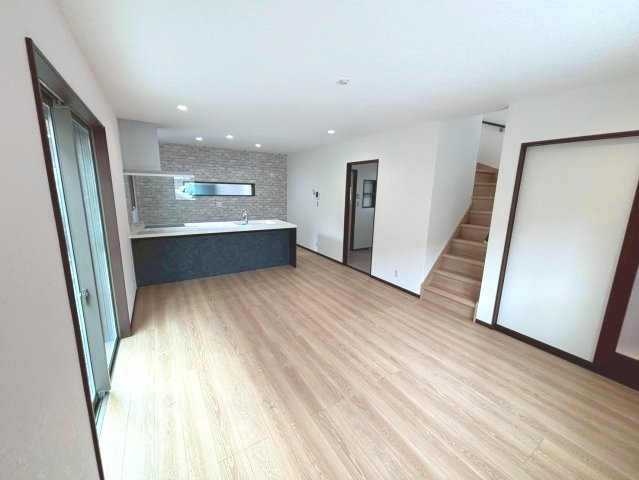 城山団地1丁目　新築戸建ての居間・リビング|16帖のLDKです。リビング階段採用で家族との時間も増えます。